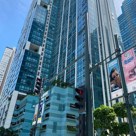 1 Bedroom Uptown Bgc Across Uptown Mall Манила Екстериор снимка