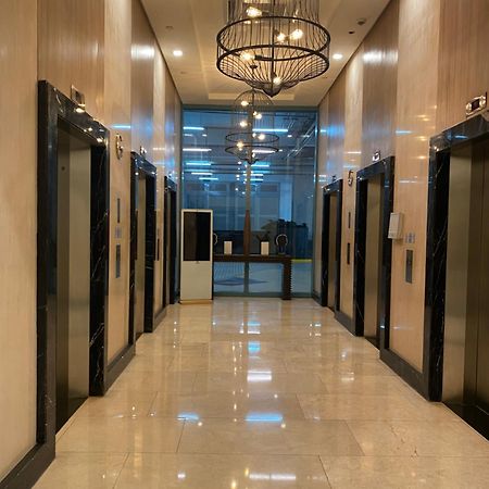 1 Bedroom Uptown Bgc Across Uptown Mall Манила Екстериор снимка