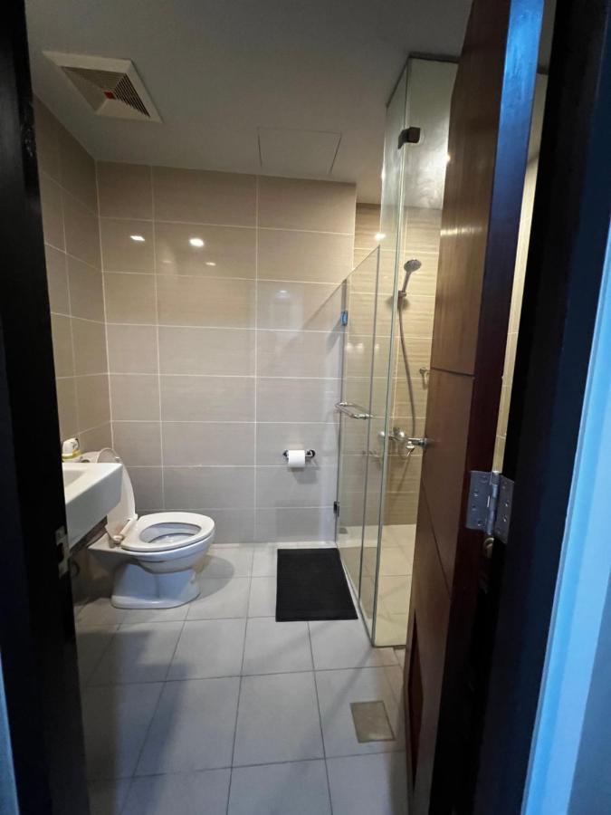 1 Bedroom Uptown Bgc Across Uptown Mall Манила Екстериор снимка