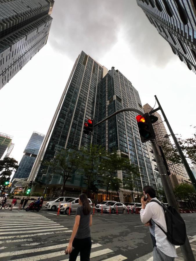1 Bedroom Uptown Bgc Across Uptown Mall Манила Екстериор снимка