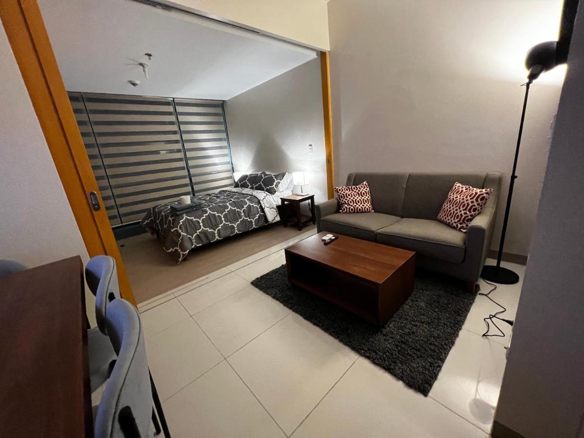 1 Bedroom Uptown Bgc Across Uptown Mall Манила Екстериор снимка