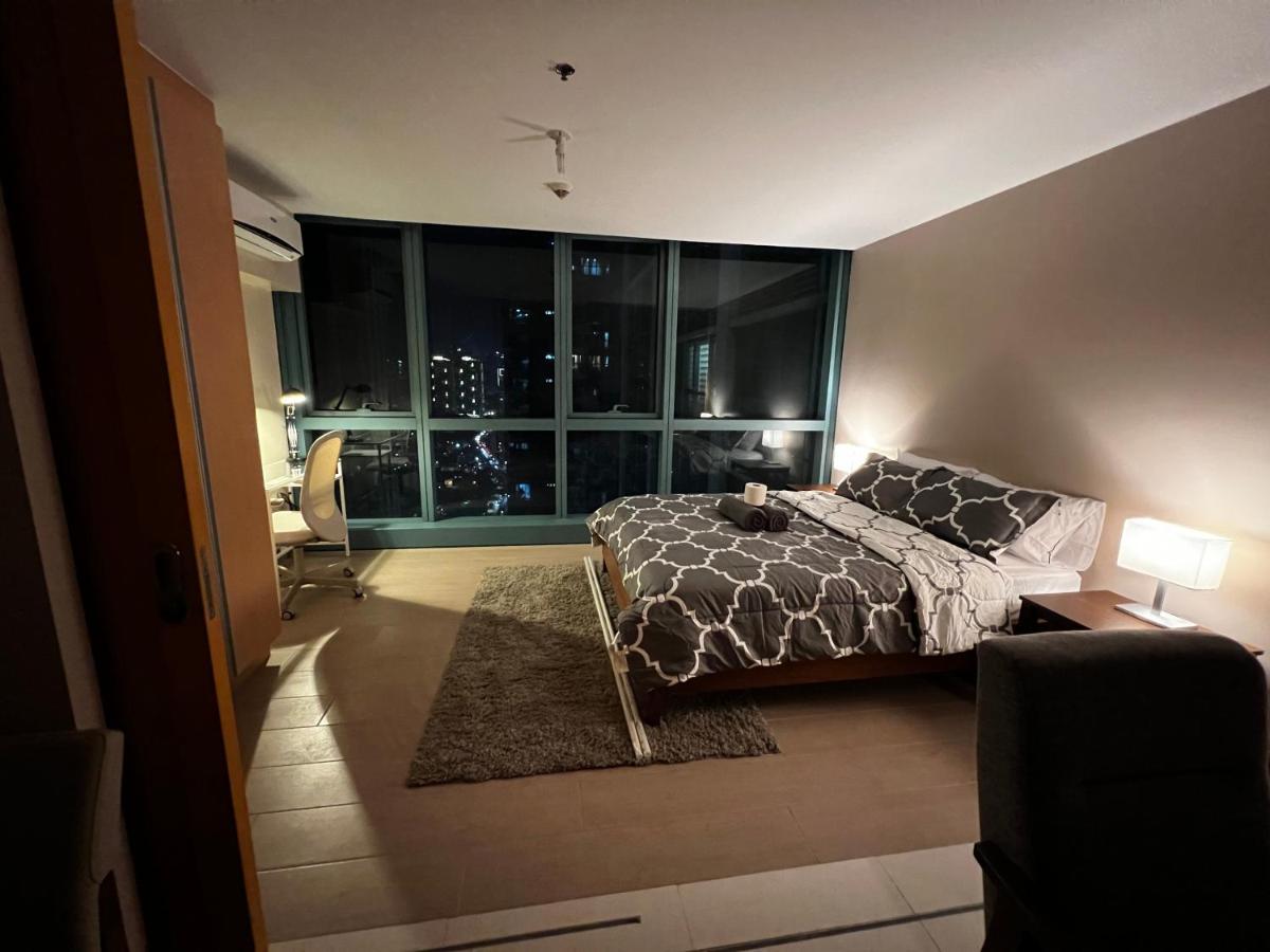 1 Bedroom Uptown Bgc Across Uptown Mall Манила Екстериор снимка