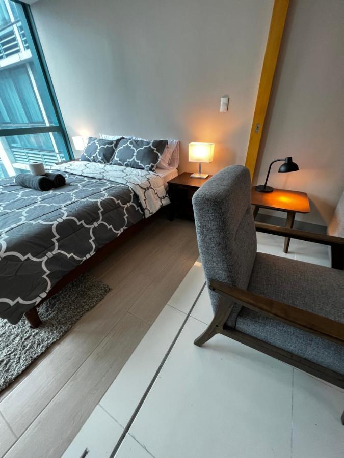 1 Bedroom Uptown Bgc Across Uptown Mall Манила Екстериор снимка