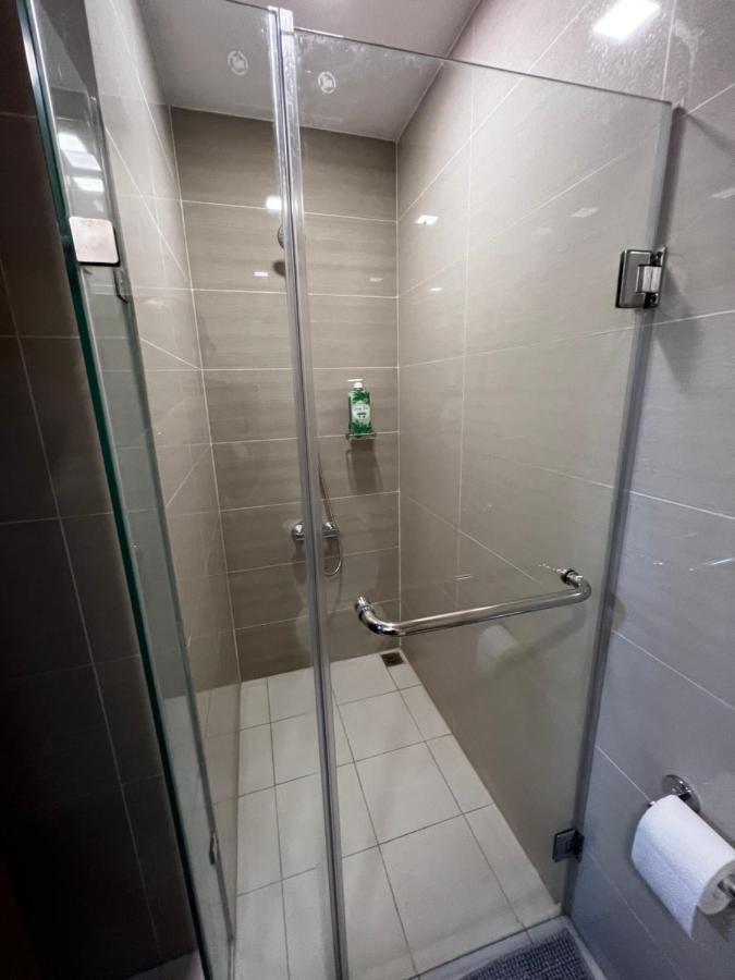 1 Bedroom Uptown Bgc Across Uptown Mall Манила Екстериор снимка