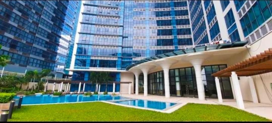 1 Bedroom Uptown Bgc Across Uptown Mall Манила Екстериор снимка