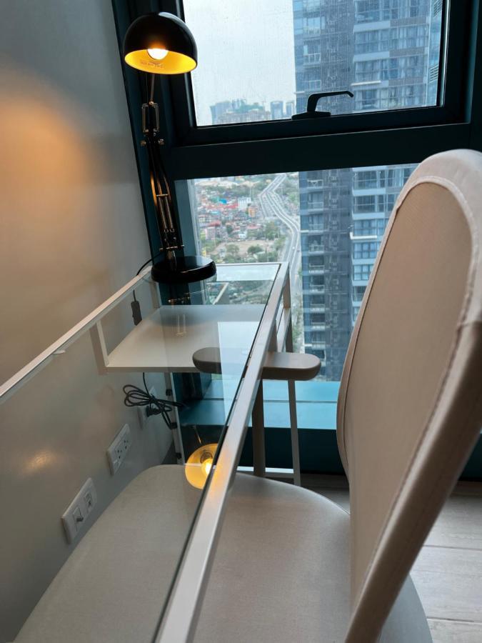1 Bedroom Uptown Bgc Across Uptown Mall Манила Екстериор снимка