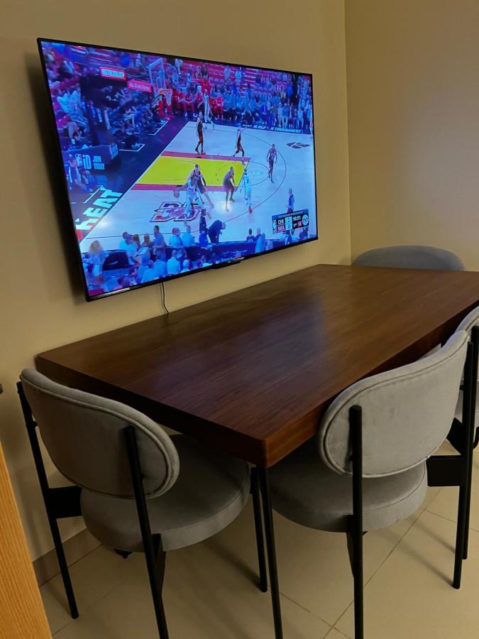 1 Bedroom Uptown Bgc Across Uptown Mall Манила Екстериор снимка