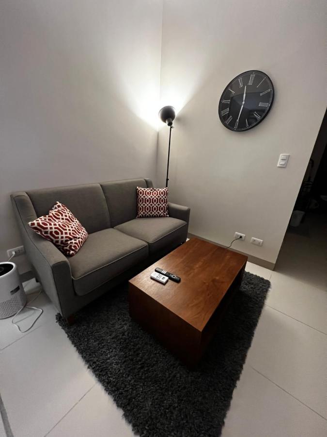1 Bedroom Uptown Bgc Across Uptown Mall Манила Екстериор снимка