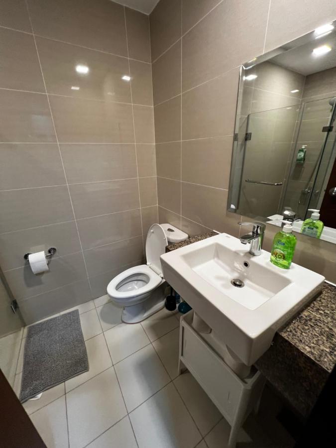 1 Bedroom Uptown Bgc Across Uptown Mall Манила Екстериор снимка
