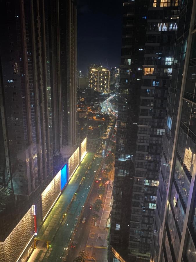 1 Bedroom Uptown Bgc Across Uptown Mall Манила Екстериор снимка
