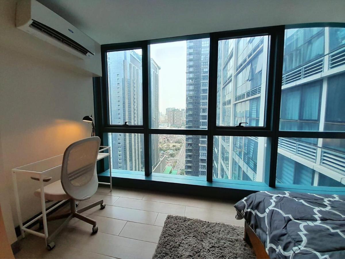 1 Bedroom Uptown Bgc Across Uptown Mall Манила Екстериор снимка