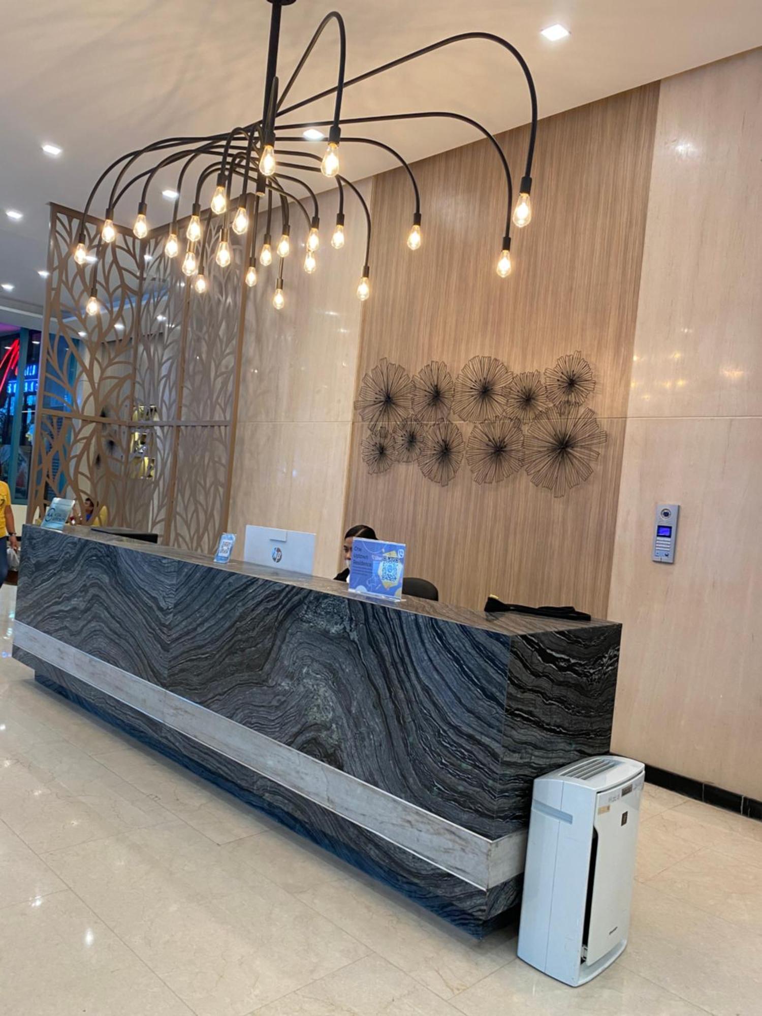 1 Bedroom Uptown Bgc Across Uptown Mall Манила Екстериор снимка